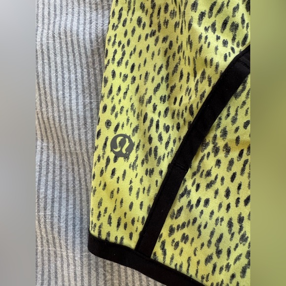 LULULEMON SIZE 10 SPEED SHORT/ Dottie dash yellow

Style W7A19S - Picture 7 of 11